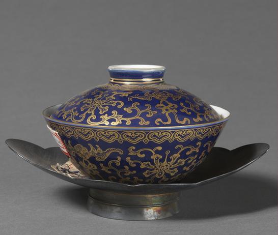 乾隆款蓝地描金盖碗