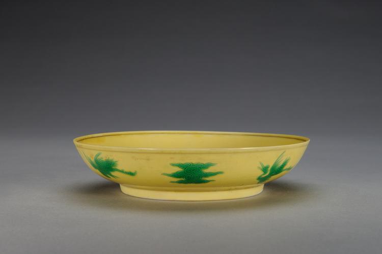 雍正款黄地绿彩里龙纹外云鹤纹盘