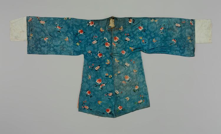 月白色暗花绉绸绣折枝花蝶纹闺门帔