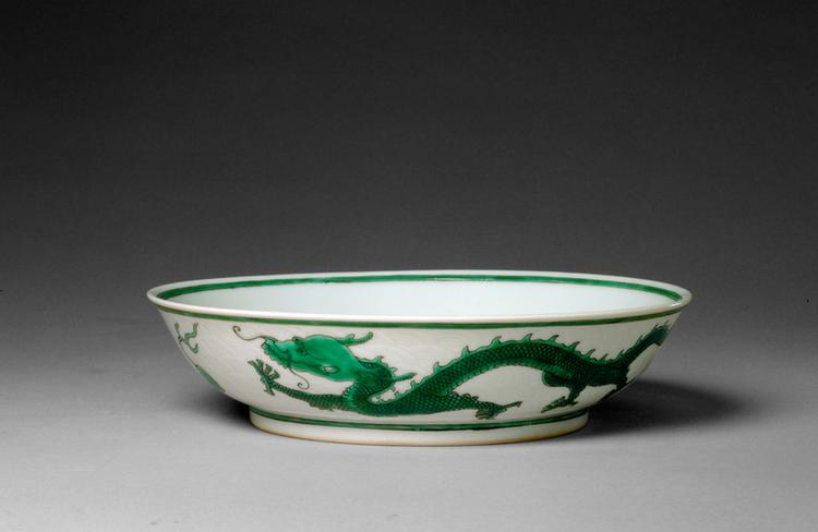 宣统款白地绿彩云龙纹暗刻海水纹盘