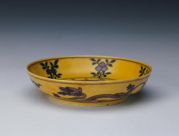 乾隆款黄地紫、绿彩云龙纹碟