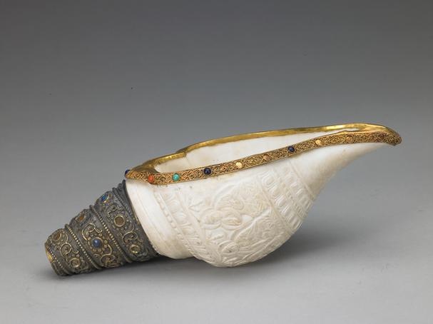 乾隆款砗磲刻七佛纹镶镀金口嵌宝石海螺