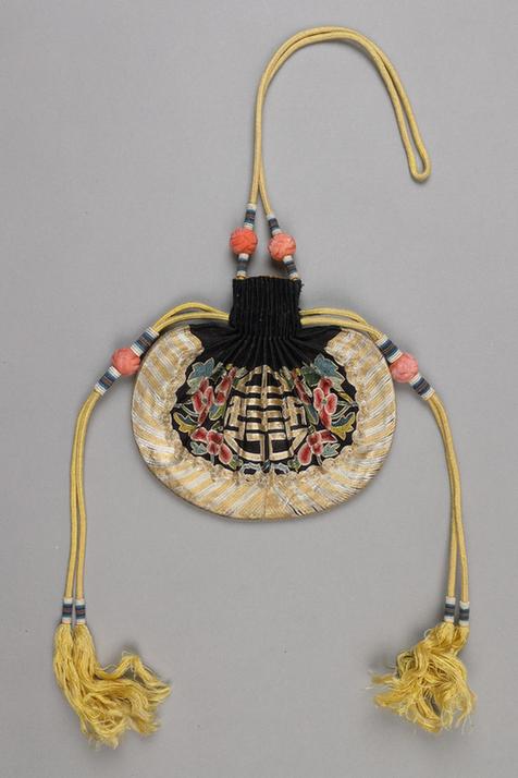 石青色缎平金锁绣海棠团寿纹椭圆荷包