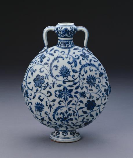 青花缠枝莲纹绶带耳瓶