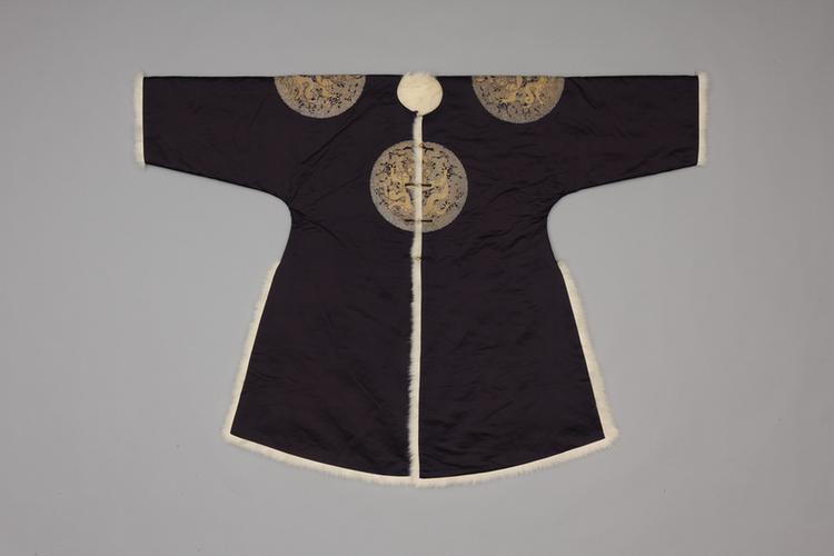 石青色缎平金绣四团云龙纹白狐皮衮服