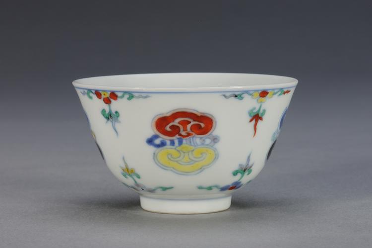 斗彩云头纹小杯