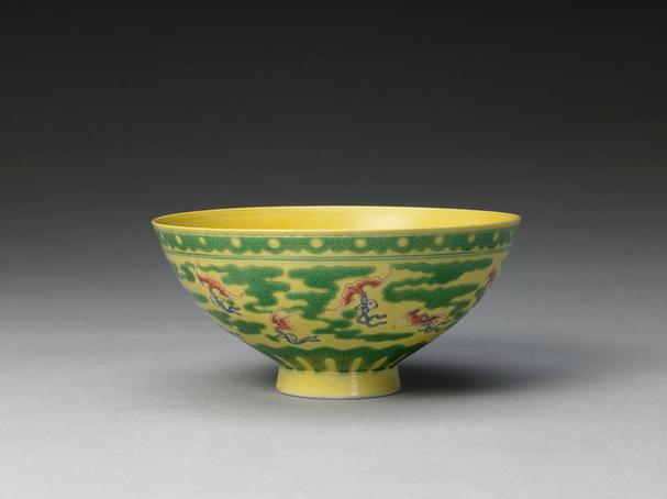 雍正款黄地绿彩加粉彩云蝠纹碗