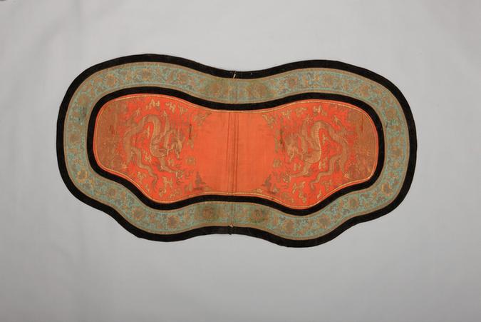 红色缎绣云龙纹锦缘鞍韂