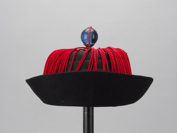 青色素缎红缨秋帽