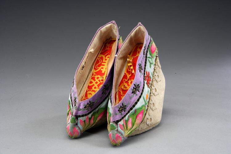 湖色缎绣荷花金鱼纹元宝底棉鞋