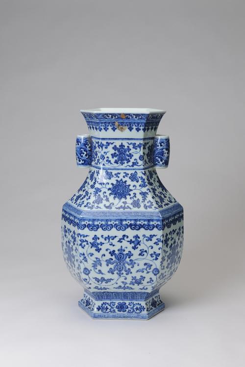 乾隆款青花缠枝莲纹双贯耳六方瓶