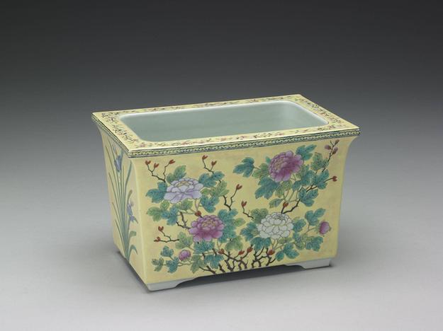 同治-光绪朝 「体和殿制」款 粉彩瓷黄地牡丹长方盆