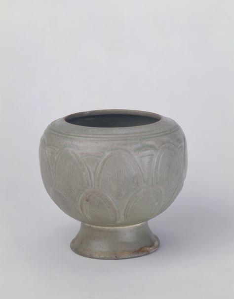 越窑青釉刻花高足水丞