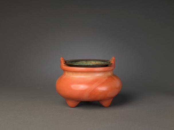 乾隆款粉色玻璃双耳三足炉