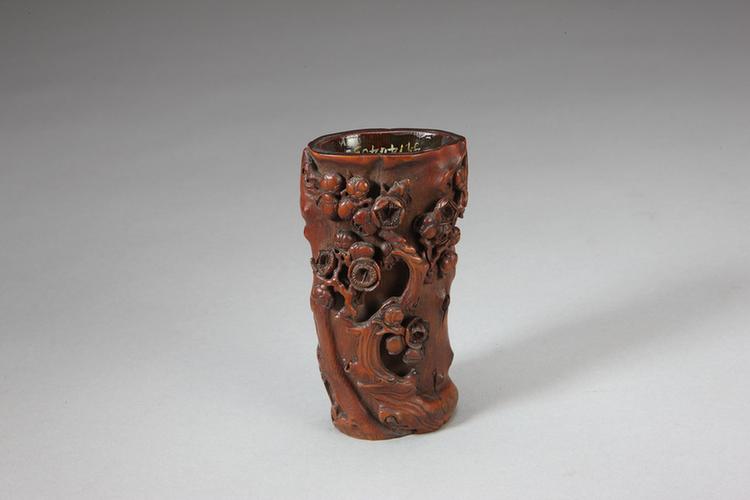 竹根雕梅花图笔筒