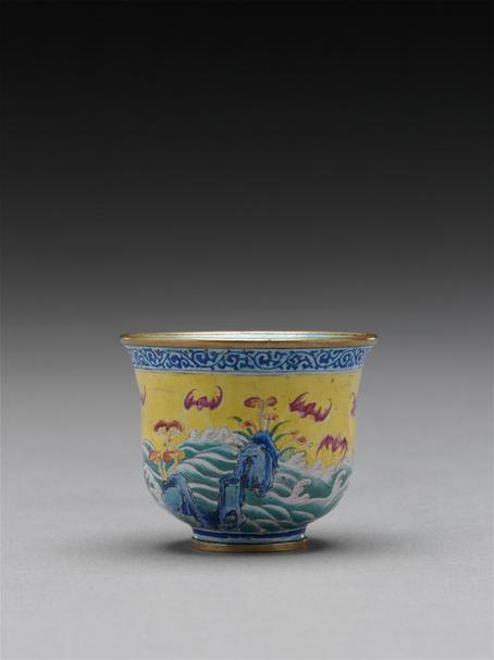 乾隆款画珐琅寿山福海图杯