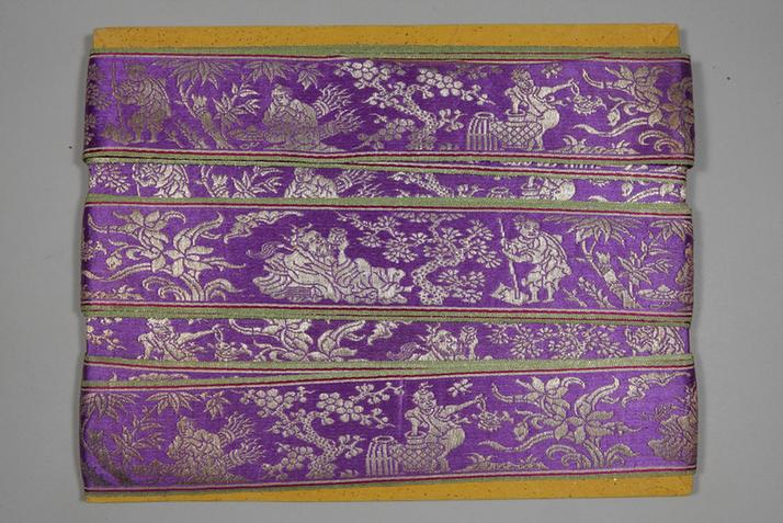 藕荷色缎地织银岁寒三友纹绦