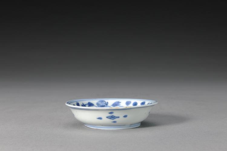 嘉靖款青花缠枝菊纹碟