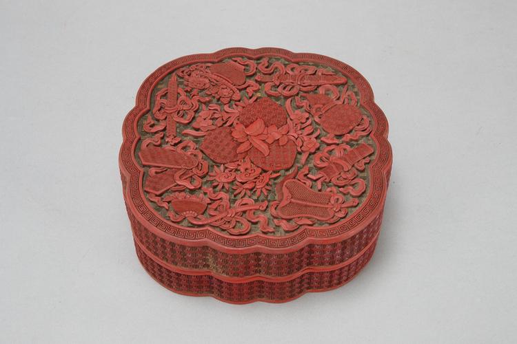 剔红暗八仙纹盒