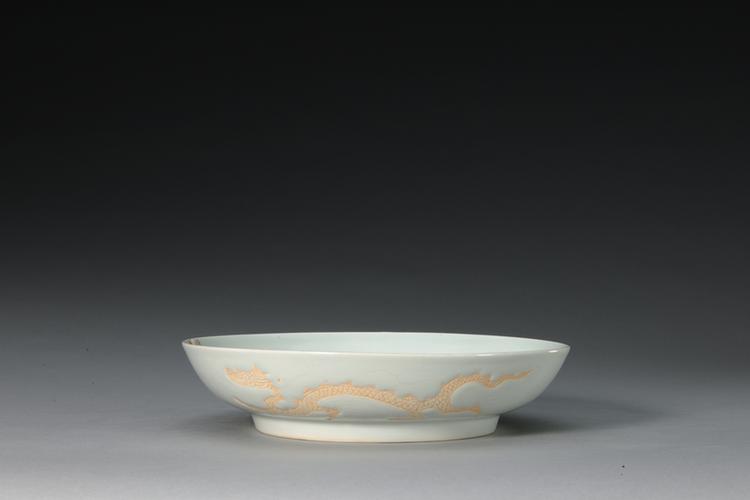 弘治款白釉暗刻海水云龙纹盘