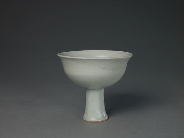 卵白釉印花缠枝花纹高足碗