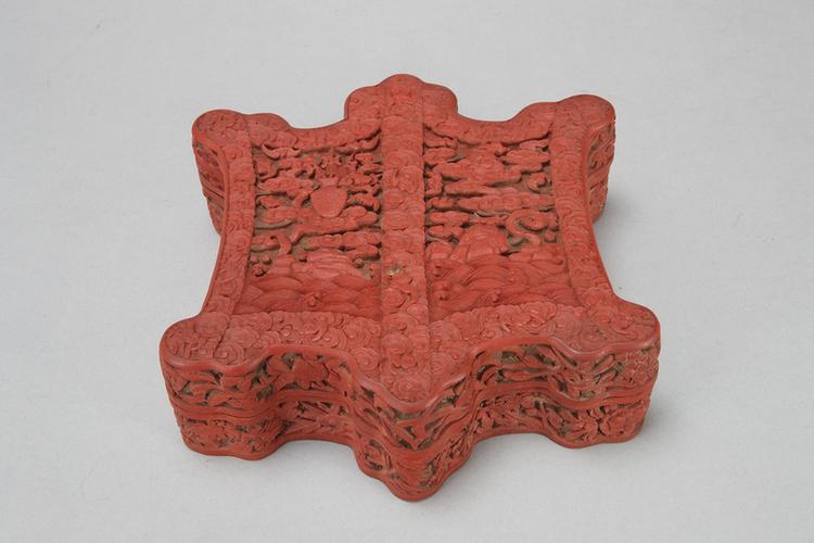 剔红云蝠宝瓶纹六方盒