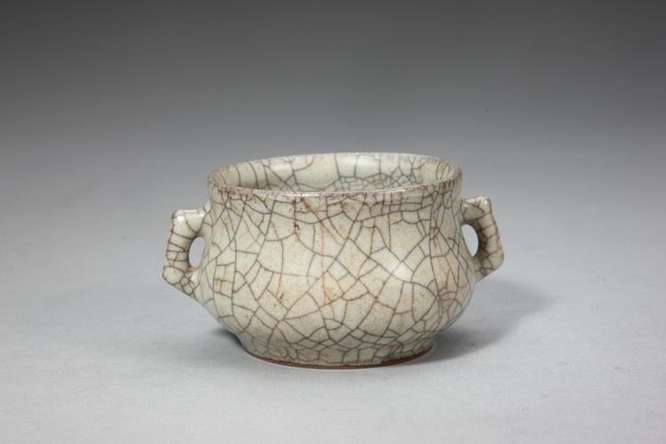 哥窑青釉双戟耳炉