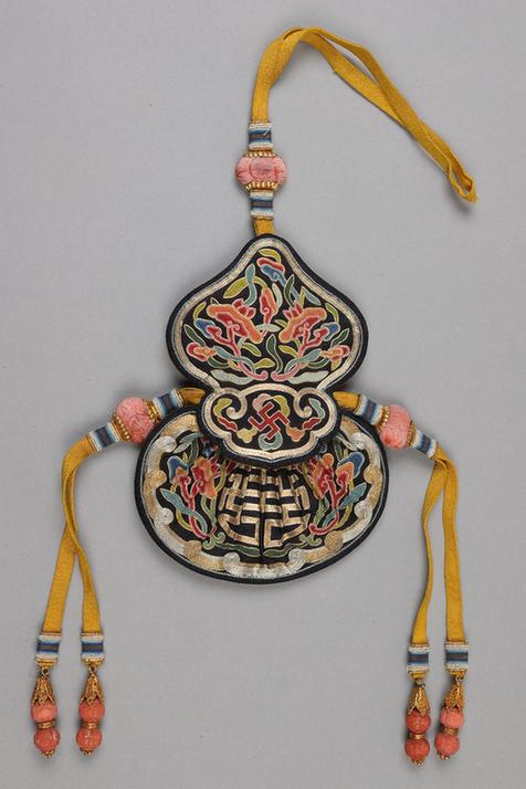 石青色缎平金锁绣灵芝团寿纹葫芦式荷包