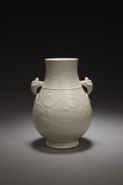 仿定窑白釉凸花蟠螭纹鸠耳尊
