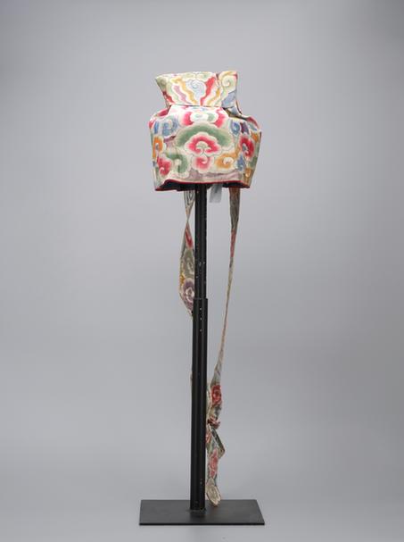 白色绫画彩云纹帽