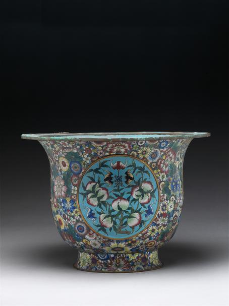 掐丝珐琅开光花卉福寿三多图葵花式花盆