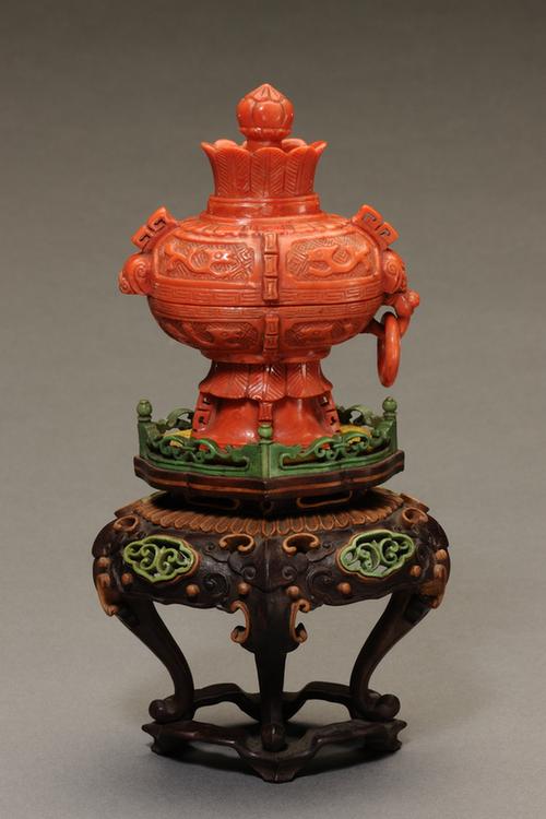 红珊瑚双耳衔活环出戟带盖盒