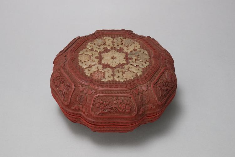 剔红开光花卉纹嵌玉葵瓣式盒