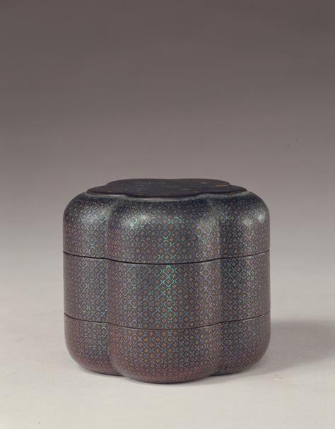 黑漆嵌螺钿人物故事图梅花式二层盒