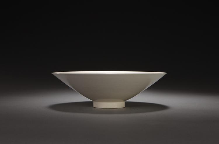 仿定窑白釉刻花海水双鱼牡丹纹笠式碗