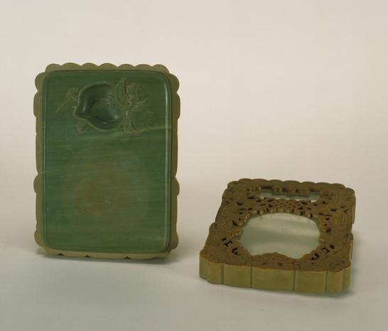 御铭松花江石桃纹池长方砚