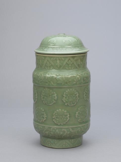 龙泉窑青釉凸雕团莲纹盖罐