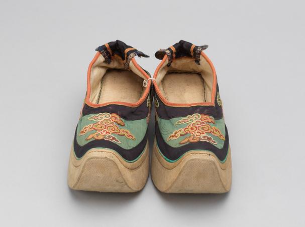 绿色缎打籽绣云纹皂鞋