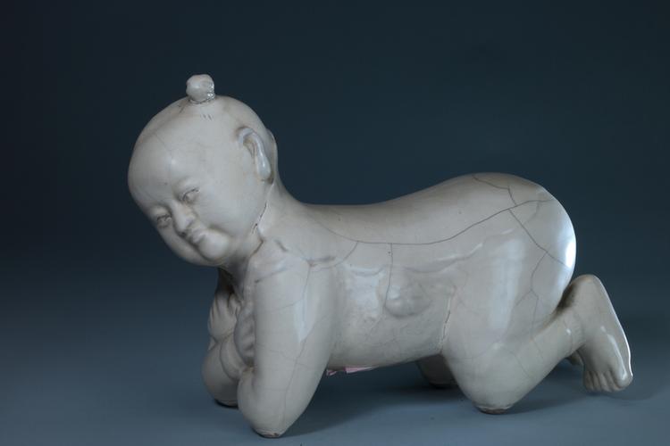 磁州窑白釉孩儿枕