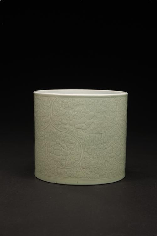 成化款冬青缠枝莲纹笔筒