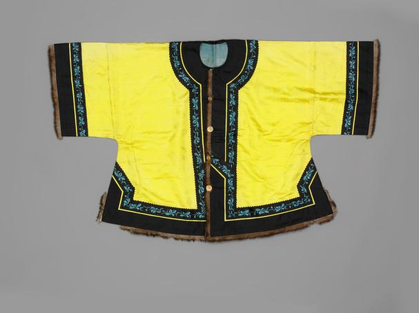 黄色蝠寿纹暗花缎镶貂皮边对襟夹马褂