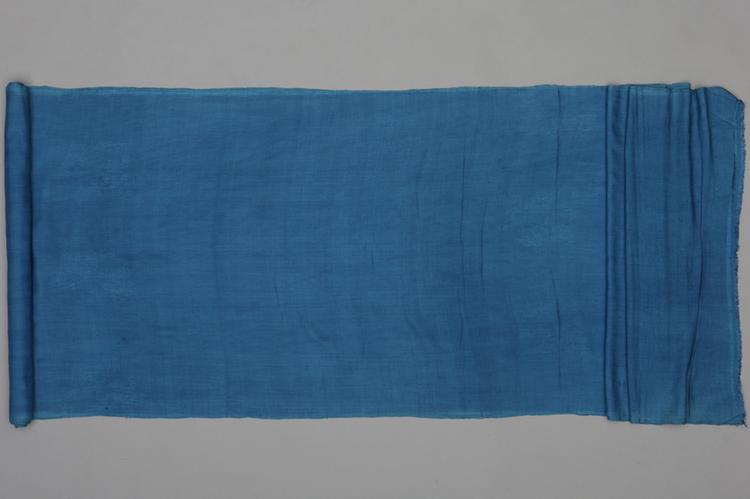 月白色团三多纹春绸