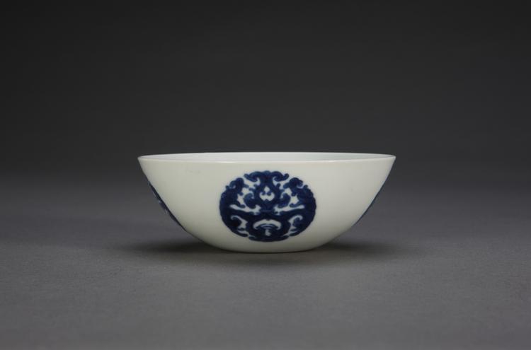 青花团花纹卧足碗