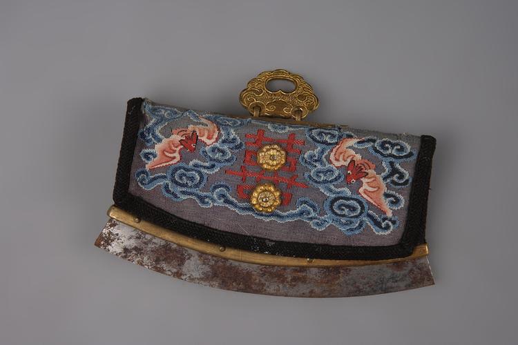 深藕荷色缂丝云蝠纹双喜字荷包式火燫