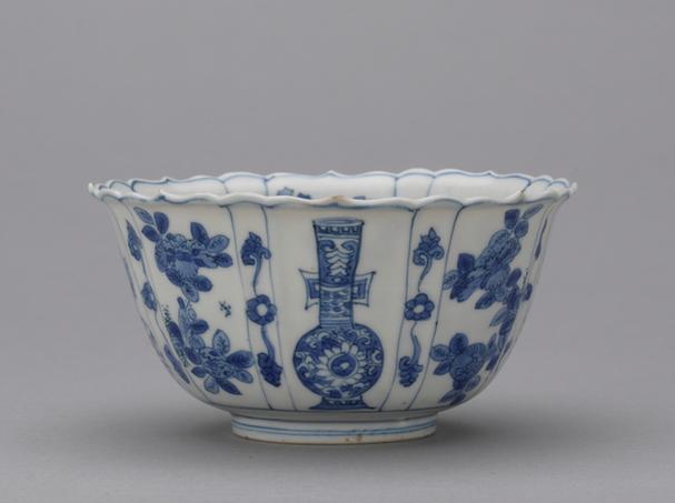 青花花蝶纹莲花式碗