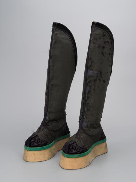 石青色缎钉绒云纹头尖底靴