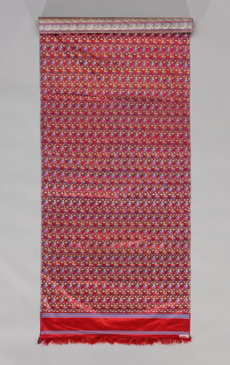 红色缠枝花纹广缎