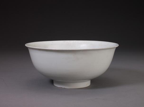 卵白釉暗划云龙纹碗