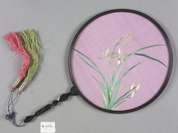 雪青色绸绣兰花图面黑漆雕花柄团扇