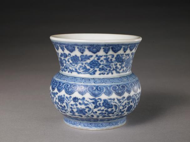 慎德堂款青花缠枝花纹渣斗